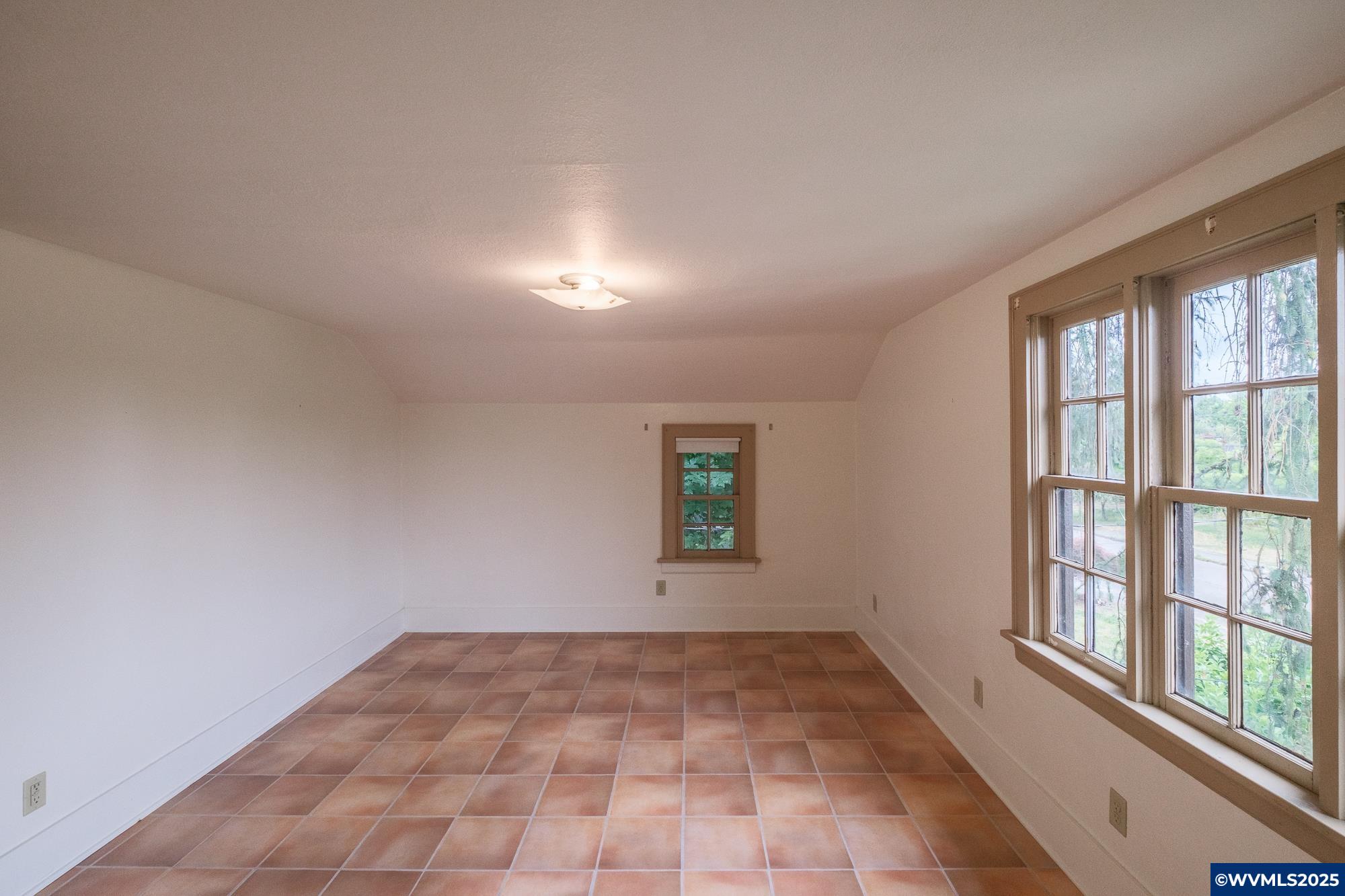 1082 Electric Av SE