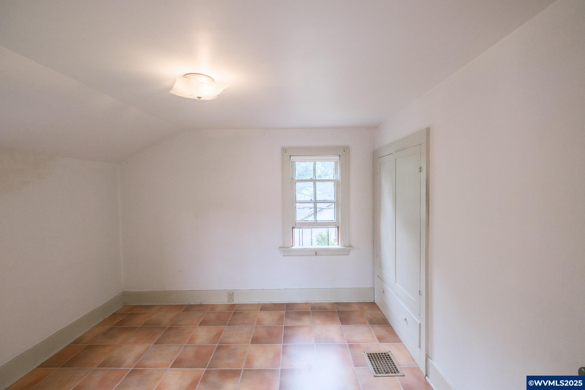 1082 Electric Av SE