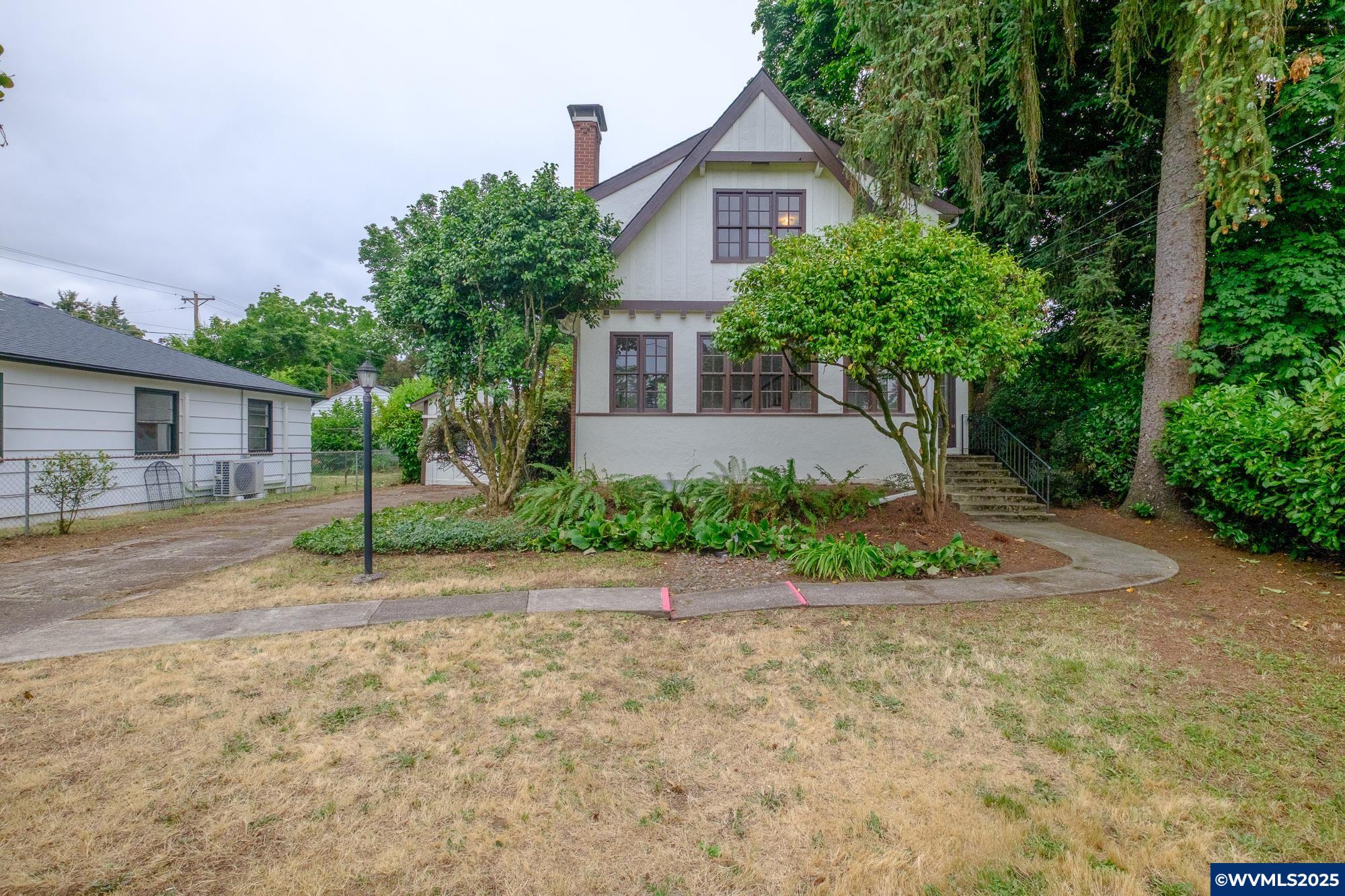 1082 Electric Av SE