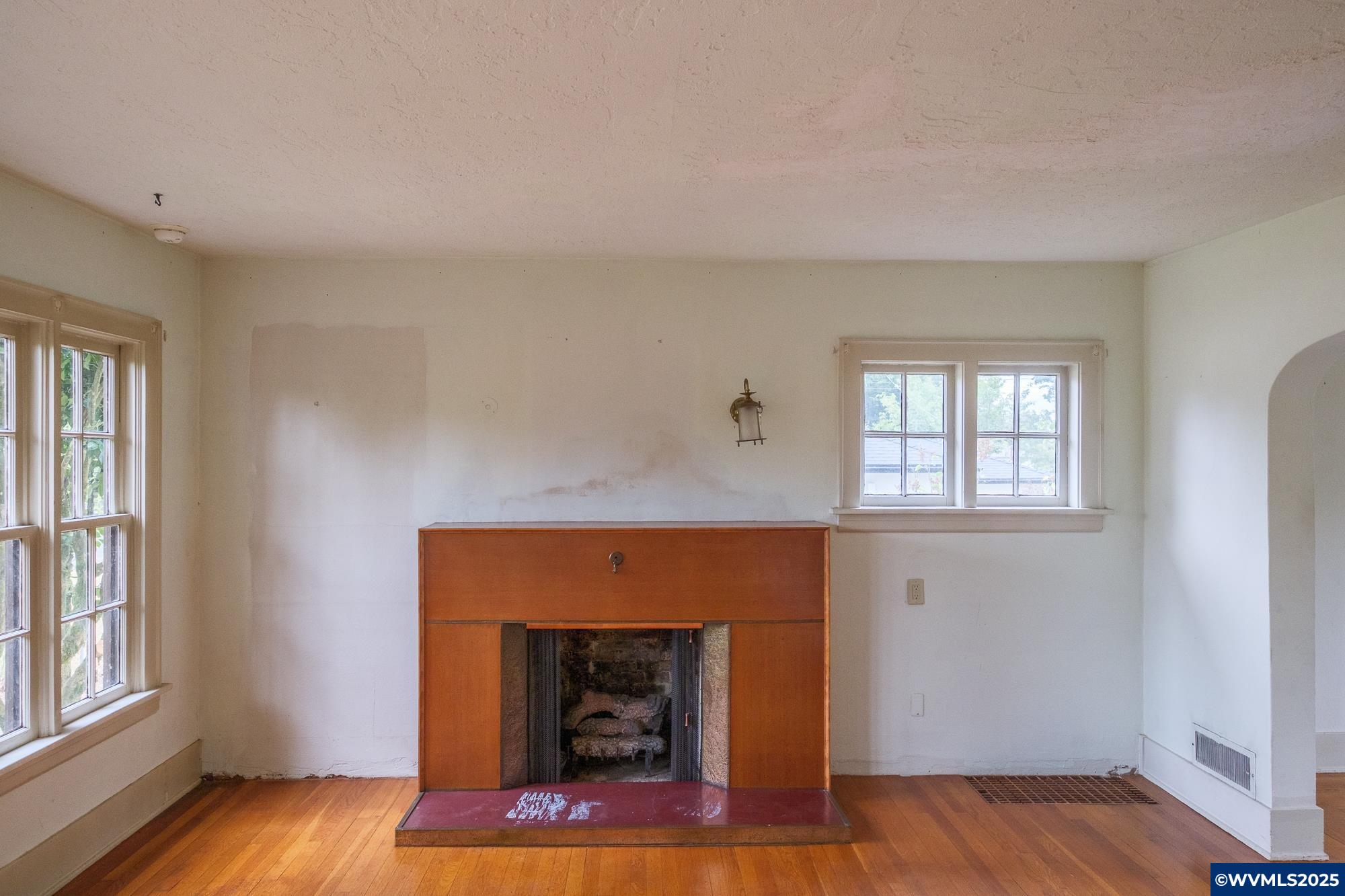 1082 Electric Av SE