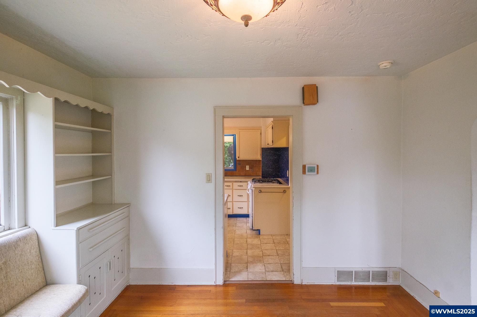1082 Electric Av SE