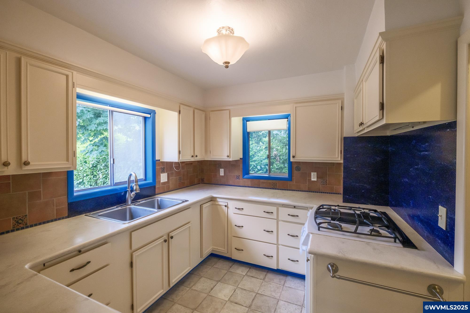 1082 Electric Av SE
