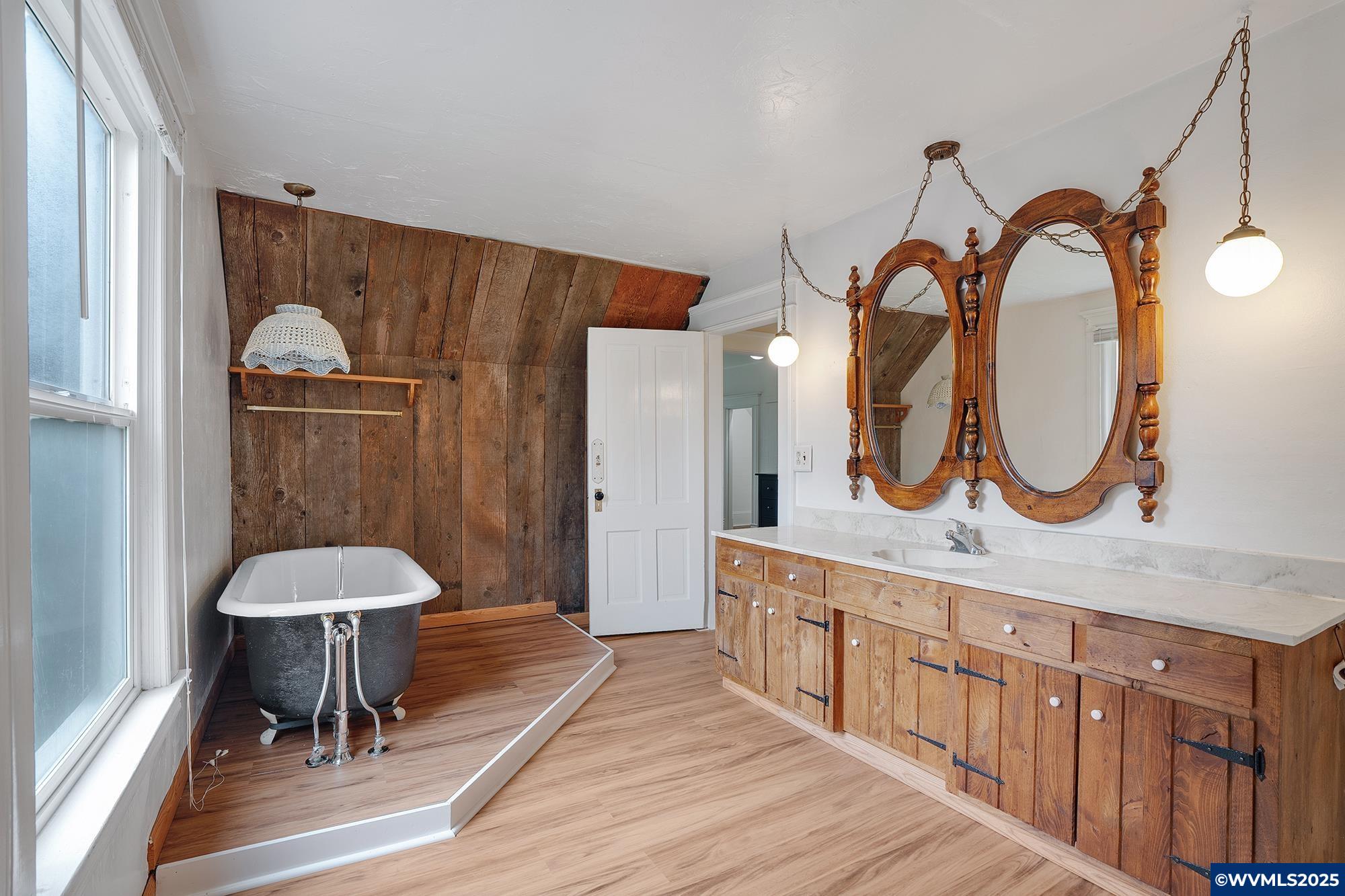 1735 Pine St, Silverton, OR, 97381