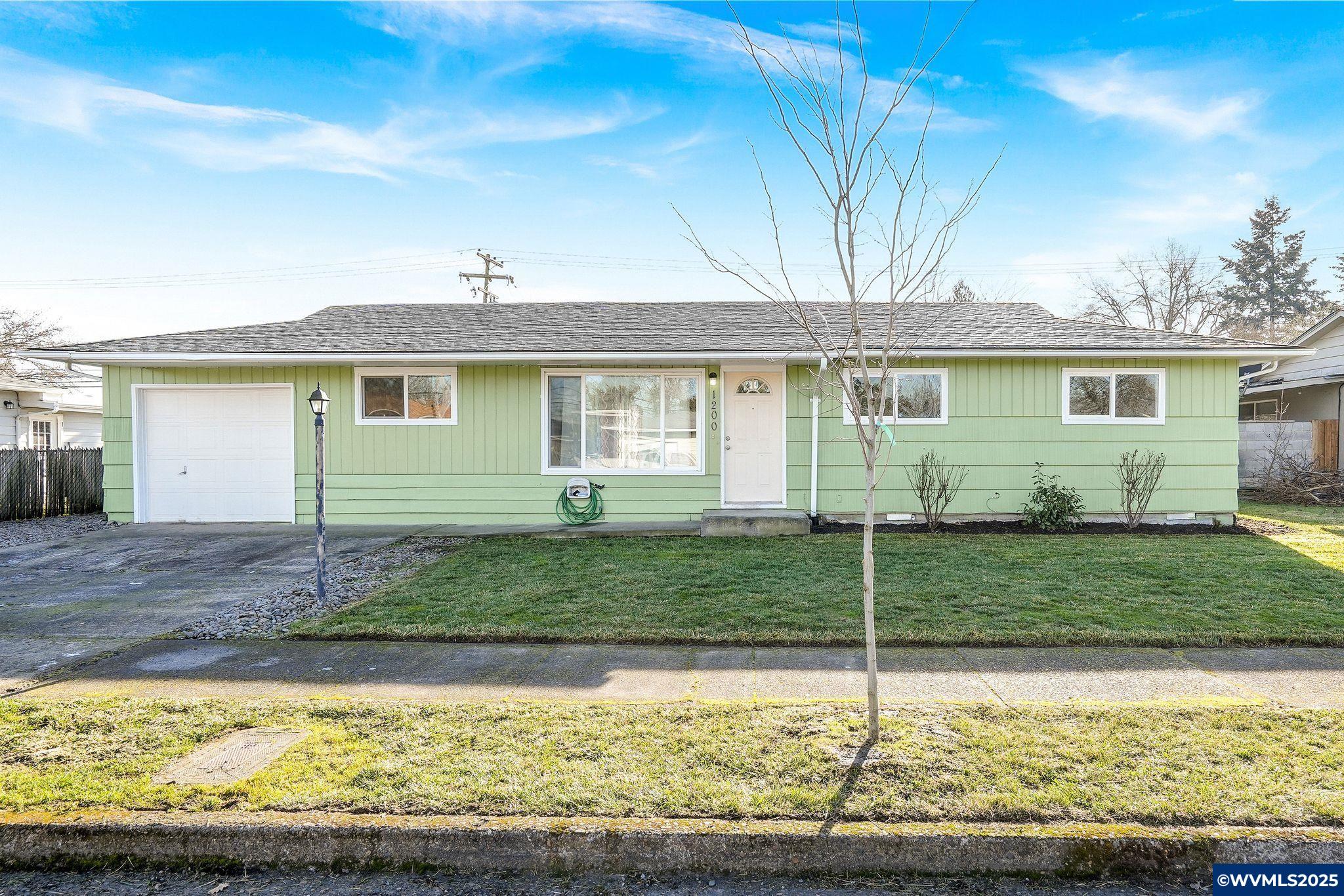 New paint, hardwood floors new finish. Perfect starter home in popular SE Albany, close to shopping. 3 bedrooms and large bonus room. Spacious backyard perfect for outdoor activities.