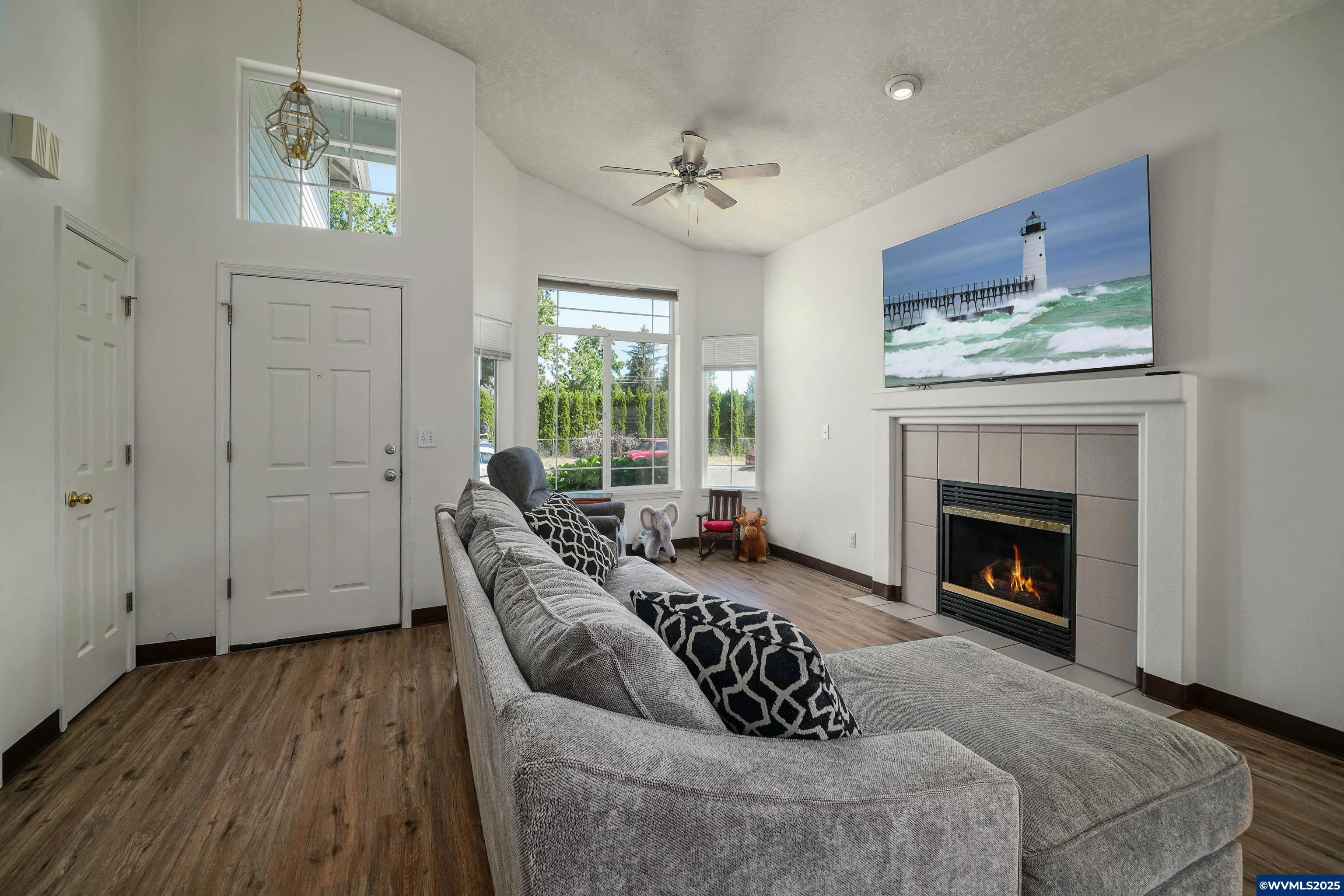 1625 SE Cortland (& 1627) Av