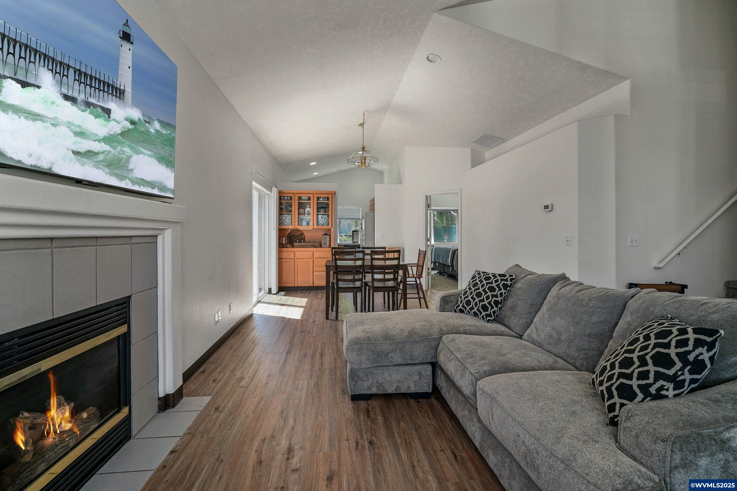 1625 SE Cortland (& 1627) Av