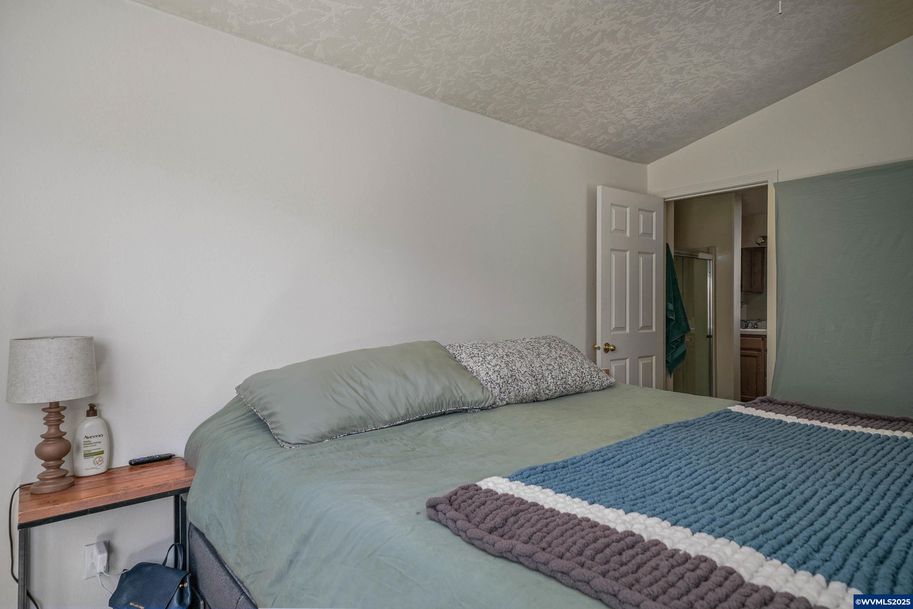 1625 SE Cortland (& 1627) Av