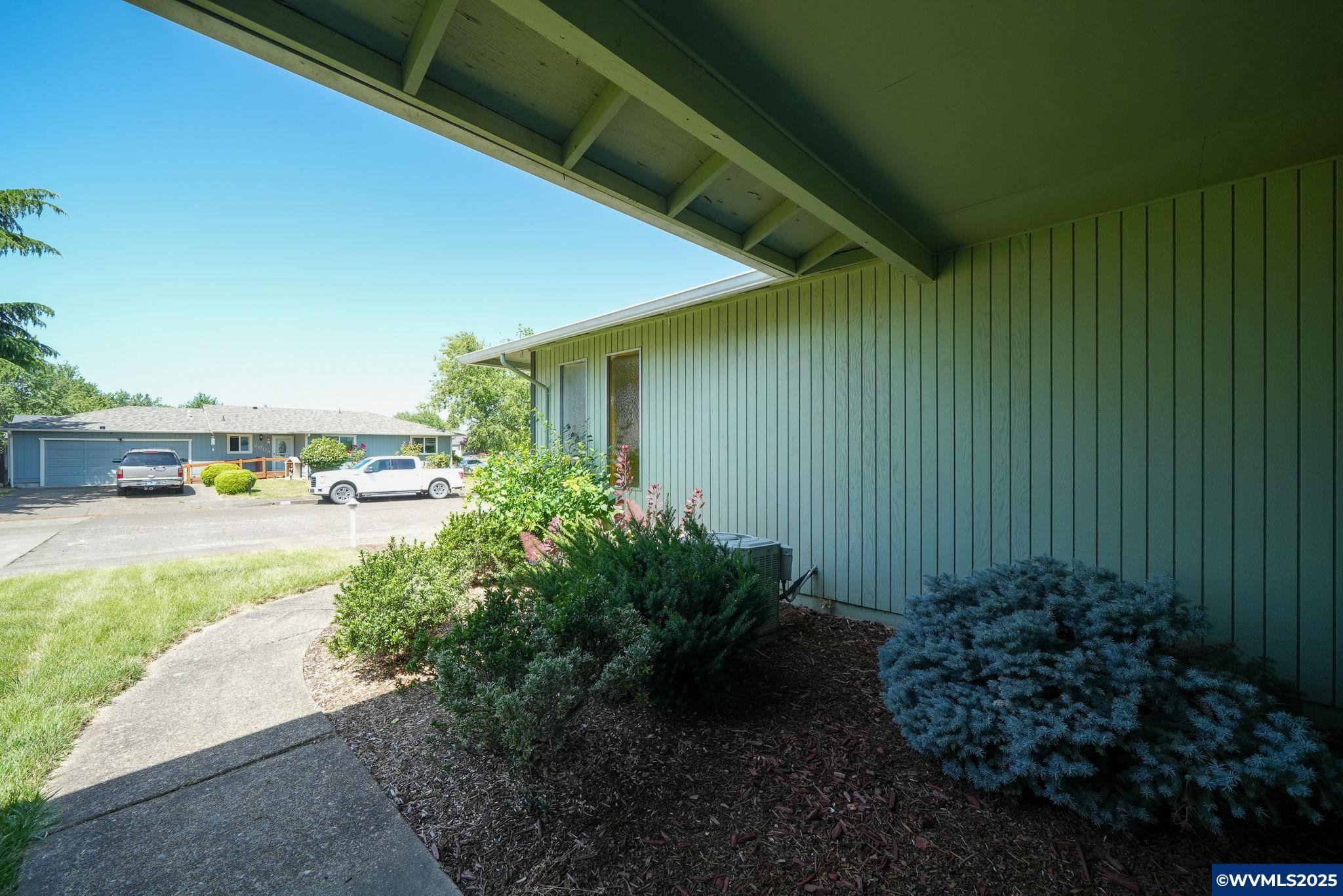 2005 SE Madison Av