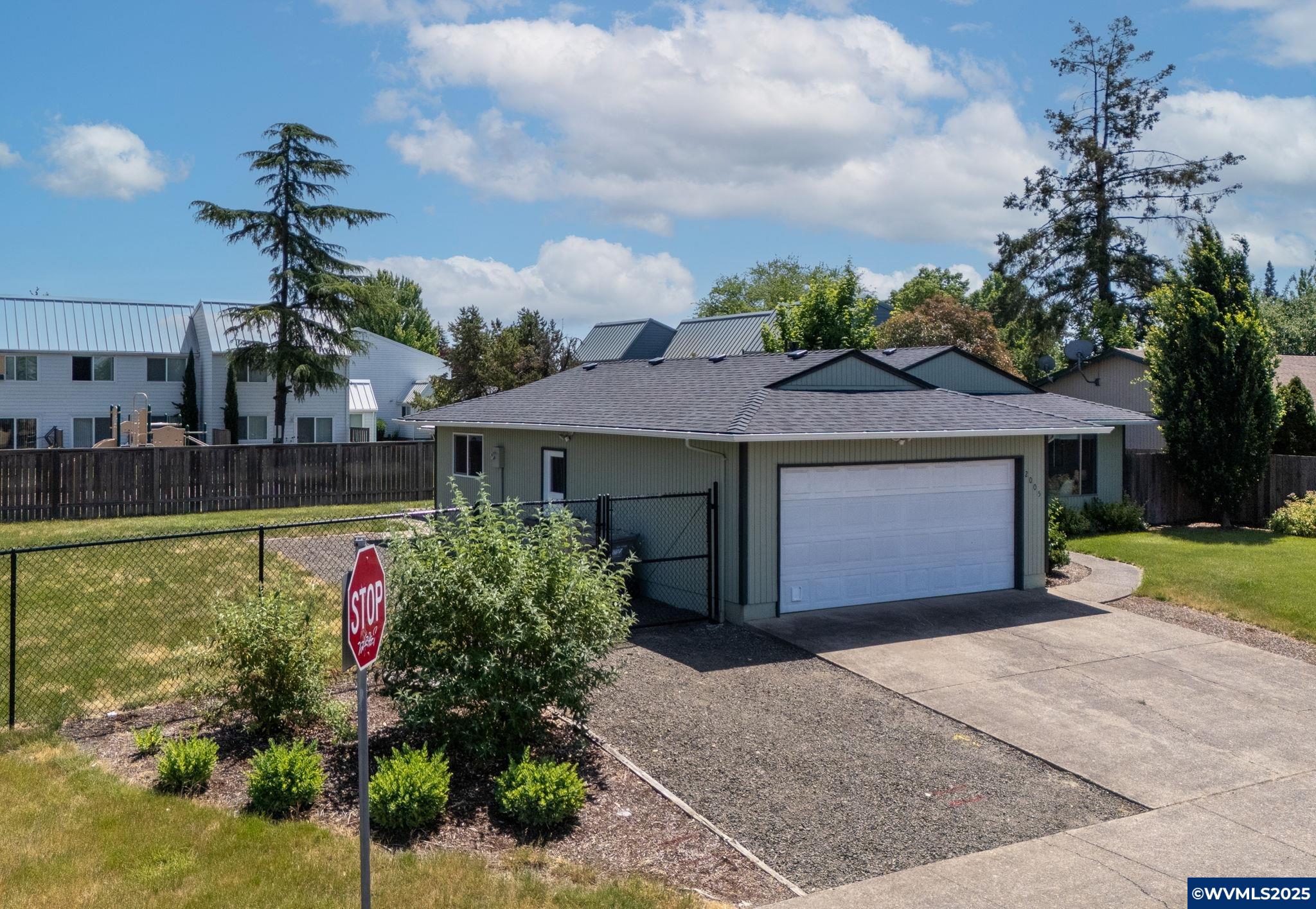 2005 SE Madison Av