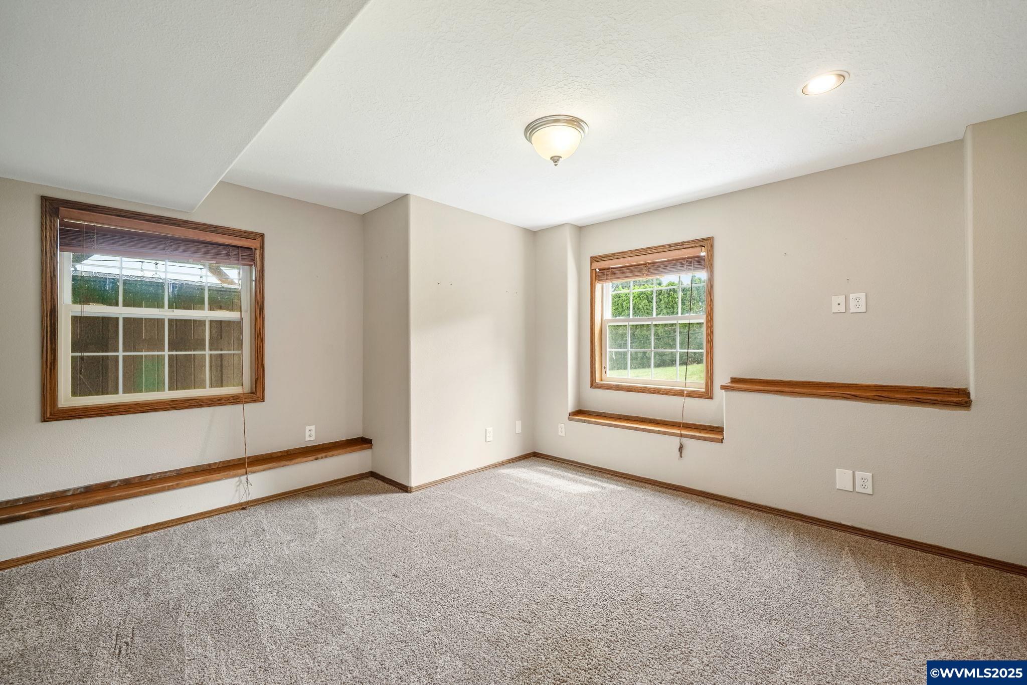 1977 Penrose Av NW